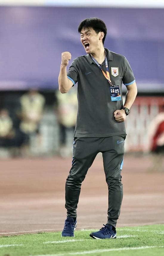 关于关键时刻体能课后，圣安东尼奥马刺防线松动备战中超，压力陡增，团队化学反应显著的信息-爱游戏体验